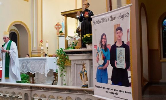 Missa na Paróquia Santo Antônio de Cambé lembra um ano de falecimento de Karoline e Luan