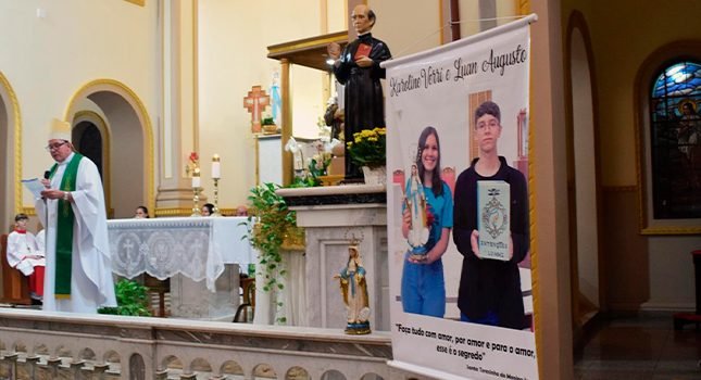 Missa na Paróquia Santo Antônio de Cambé lembra um ano de falecimento de Karoline e Luan