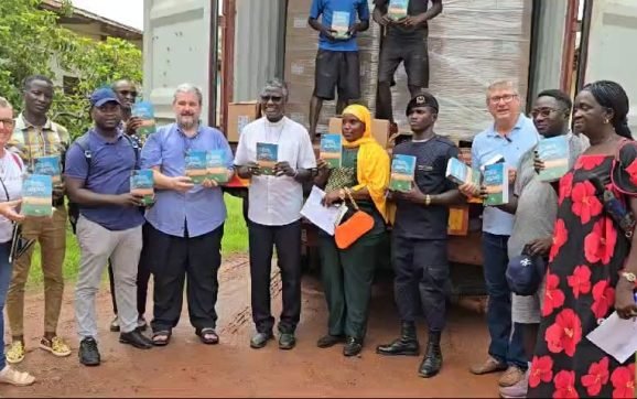 Container com as 25 mil Bíblias doadas pelos paranaenses chega à Guiné-Bissau