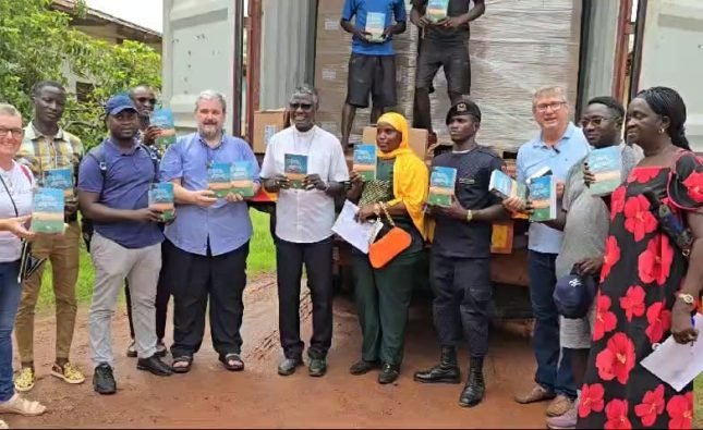 Container com as 25 mil Bíblias doadas pelos paranaenses chega à Guiné-Bissau