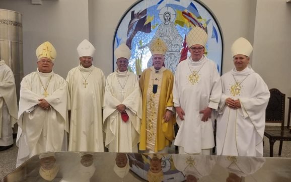 Bispos do Paraná participam da celebração do Jubileu de Ouro presbiteral de dom Orlando Brandes