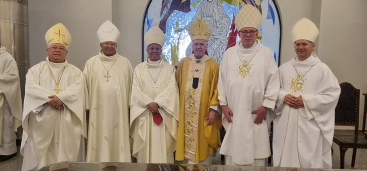 Bispos do Paraná participam da celebração do Jubileu de Ouro presbiteral de dom Orlando Brandes