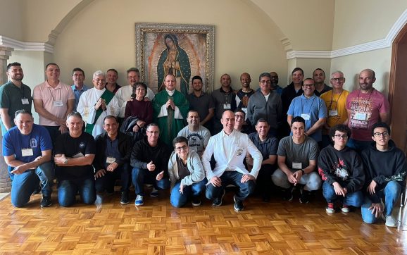 Aspirantes ao diaconato permanente da arquidiocese têm aula com dom Antônio Catelan