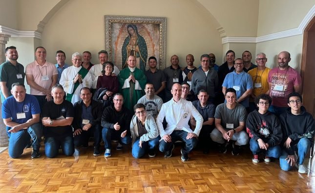 Aspirantes ao diaconato permanente da arquidiocese têm aula com dom Antônio Catelan