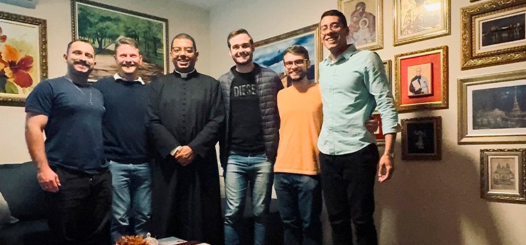 Reunião sobre a evangelização da juventude