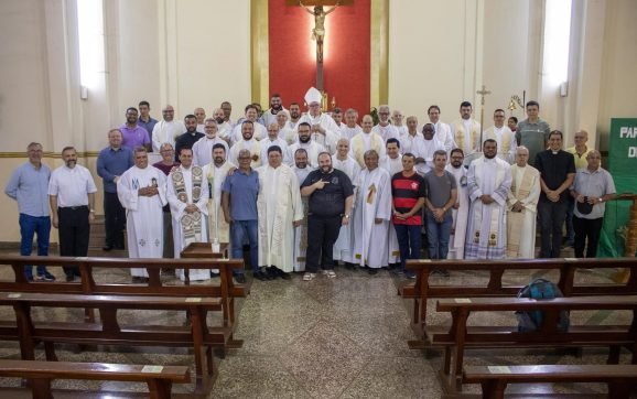 Sacerdotes da arquidiocese em confraternização pelo Dia do Padre