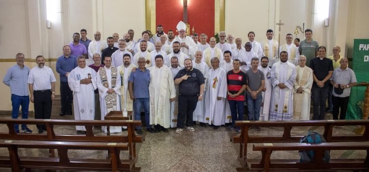 Sacerdotes da arquidiocese em confraternização pelo Dia do Padre