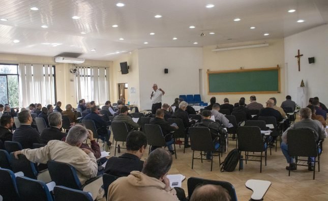 Em reunião geral, padres da arquidiocese tratam sobre a atividades d o Jubileu 2025