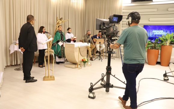 Tarobá inaugura novo cenário da Santa Missa na TV