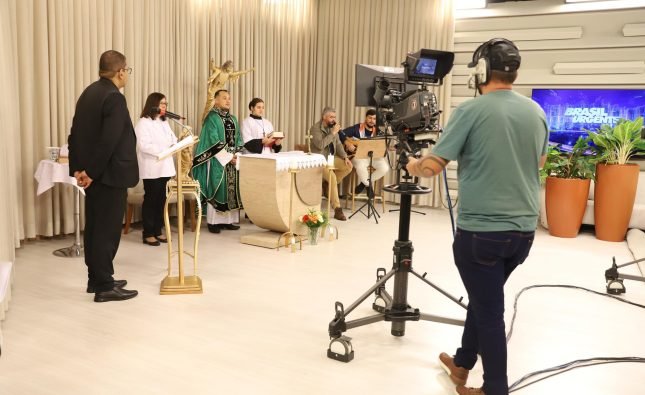 Tarobá inaugura novo cenário da Santa Missa na TV