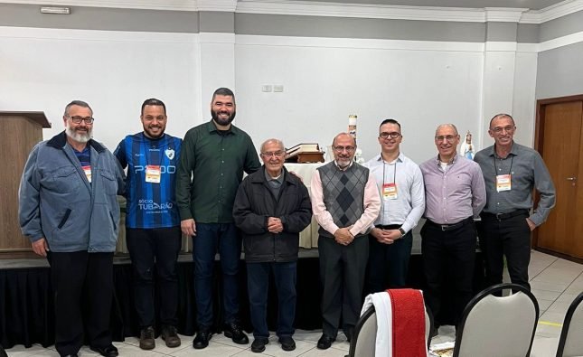 Padres da arquidiocese participam de encontro regional dos presbíteros em Arapongas