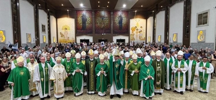 Missa na Assembleia dos Bispos do Paraná celebra os 60 anos da CNBB Sul 2