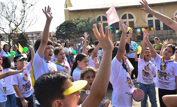 Infância e Adolescência Missionária promove “bate-latas missionário”