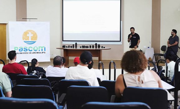 Agentes da Pascom aprofundam técnicas de fotografia para a atuação pastoral