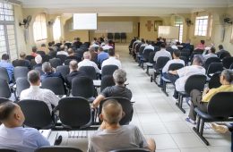 Padres vivem dia de espiritualidade e confraternização no encontro de Natal