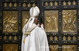 Papa fecha a Porta Santa da Basílica de São Pedro encerrando o Jubileu da Esperança