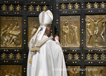 Papa fecha a Porta Santa da Basílica de São Pedro encerrando o Jubileu da Esperança