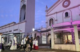 Procissão penitencial reúne fiés no Santuário de Londrina durante a Quaresma.