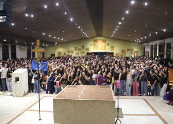 TERÇO JOVEM REÚNE CENTENAS DE JOVENS